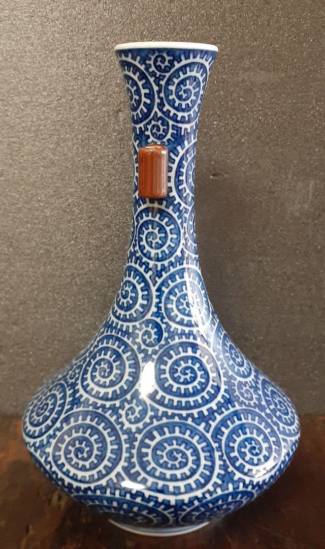 有田焼【館林源右衛門】【上作品】染付 線描き 逆たこ唐草文様 錆釉双耳