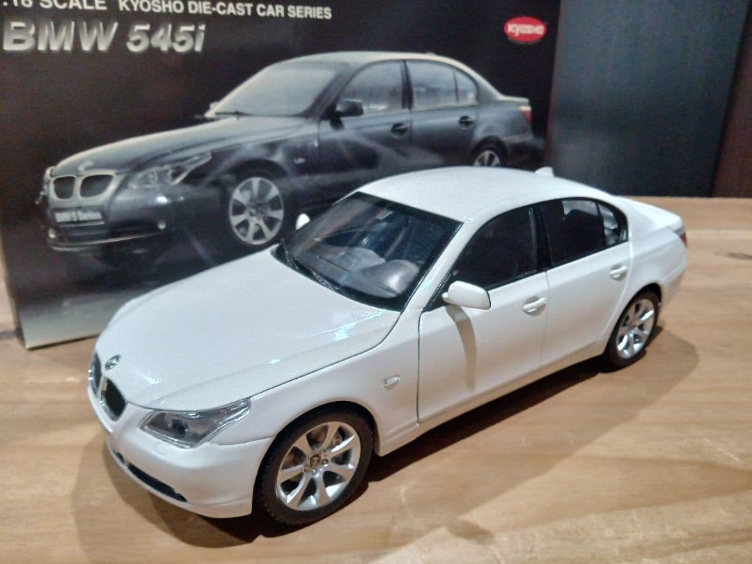 1/18 京商　BMW 5シリーズ　セダン E60 545i ミニカー　ホワイト