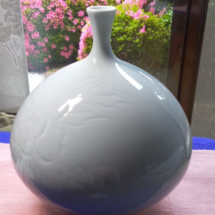 購入 有田焼白磁牡丹彫壺中尾恭純作 有田焼白磁牡丹彫壺中尾恭純作