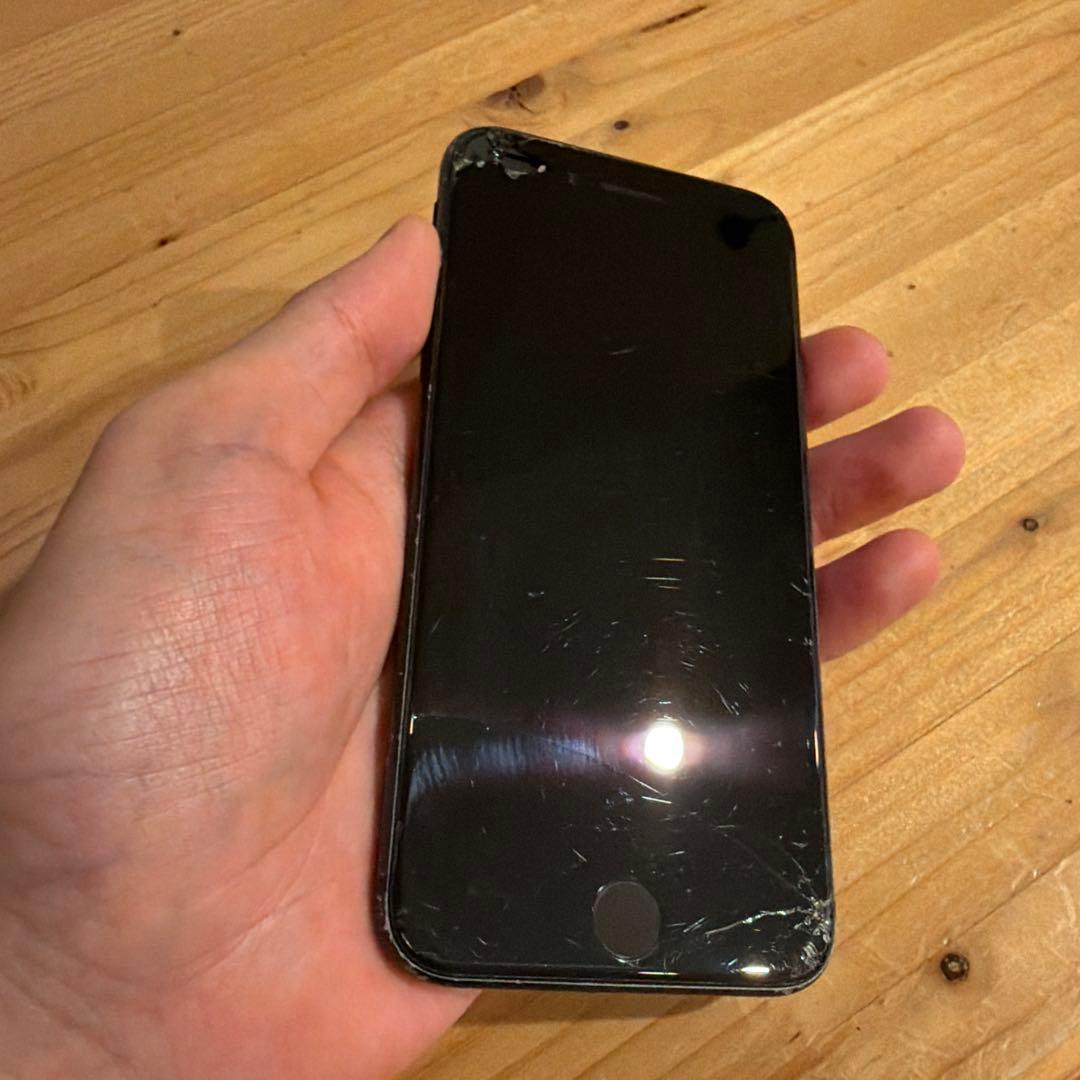 iPhone SE2 ブラック 画面ひび割れあり - メルカリ