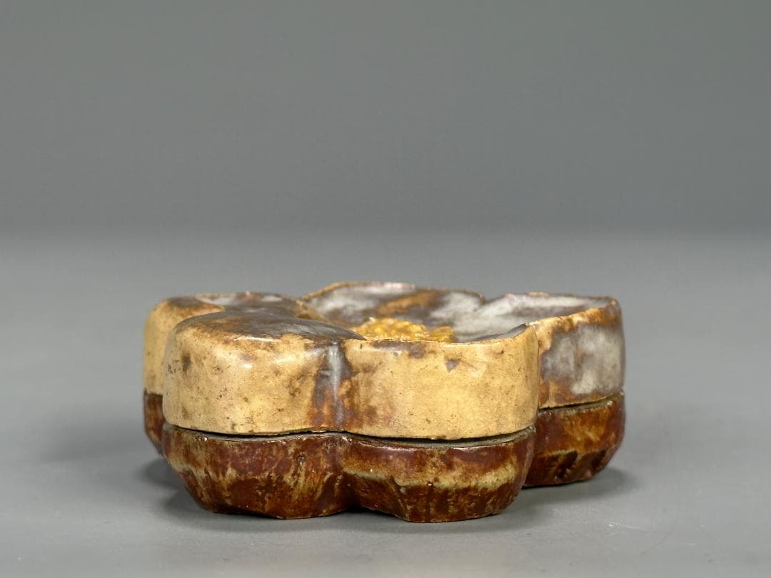 志野焼　香道具　梅形香合　蓋物