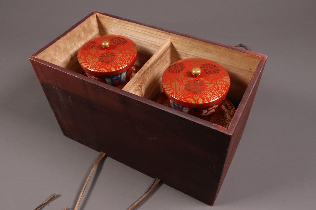 時代花唐草蒔絵 朱塗茶台 茶碗一対 天然木 金蒔絵 古伊万里【MA365】