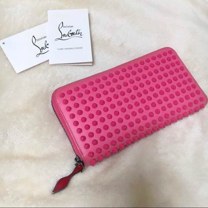 美品】ルブタン 財布 長財布 ピンク スタッズ ビビッド - メルカリ