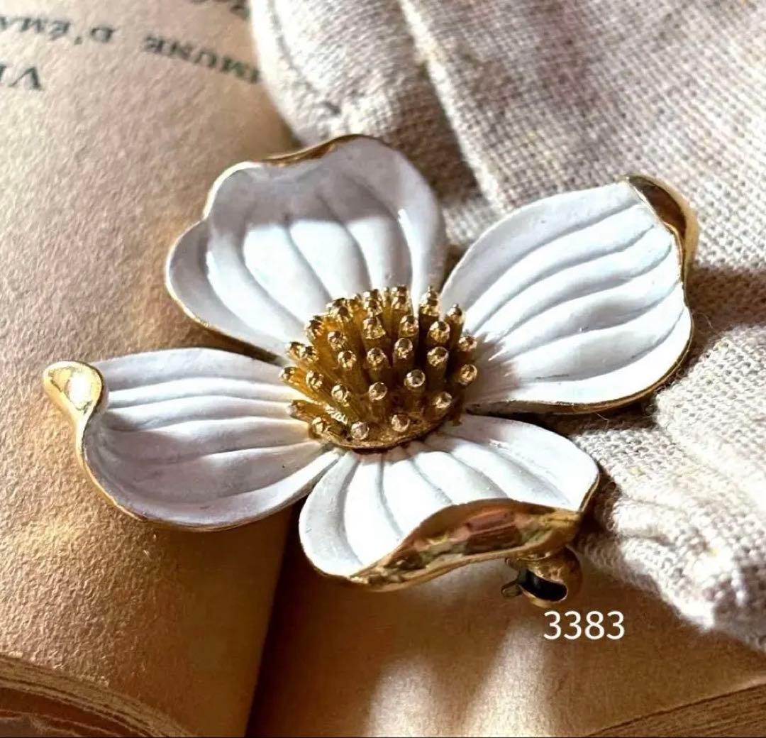 ☆光と風様専用☆3383☆クラウントリファリ/ハナミズキブローチ他2点